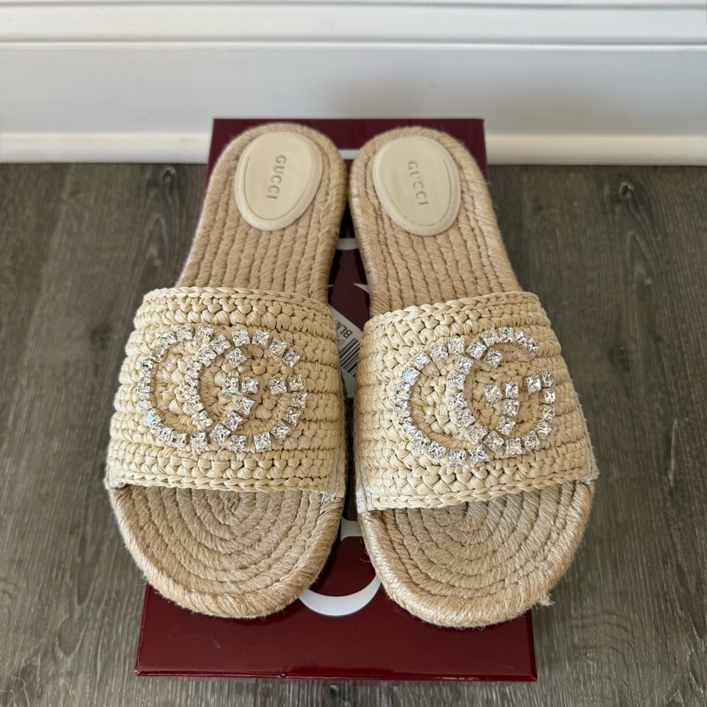 ❗️SOLD❗️GUCCI Cora Crystal GG Logo Raffia Slides Mules
Espadrille Sandals Shoes - Picture 2 of 12